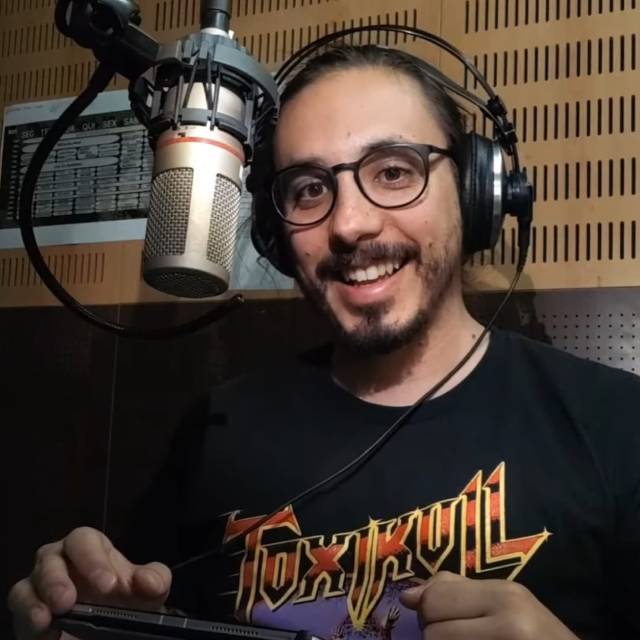 Retrato de João Dias sentado numa poltrona de couro castanha.